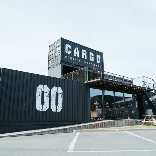 De containers van Cargo met het opschrift Cargo, contains happiness.